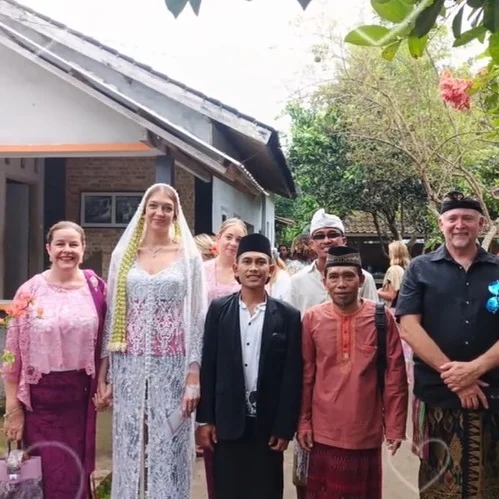 Viral! Pria Lombok Nikahi Bule Australia, Netizen: “Kok Aku Ikut Baper Ya?”