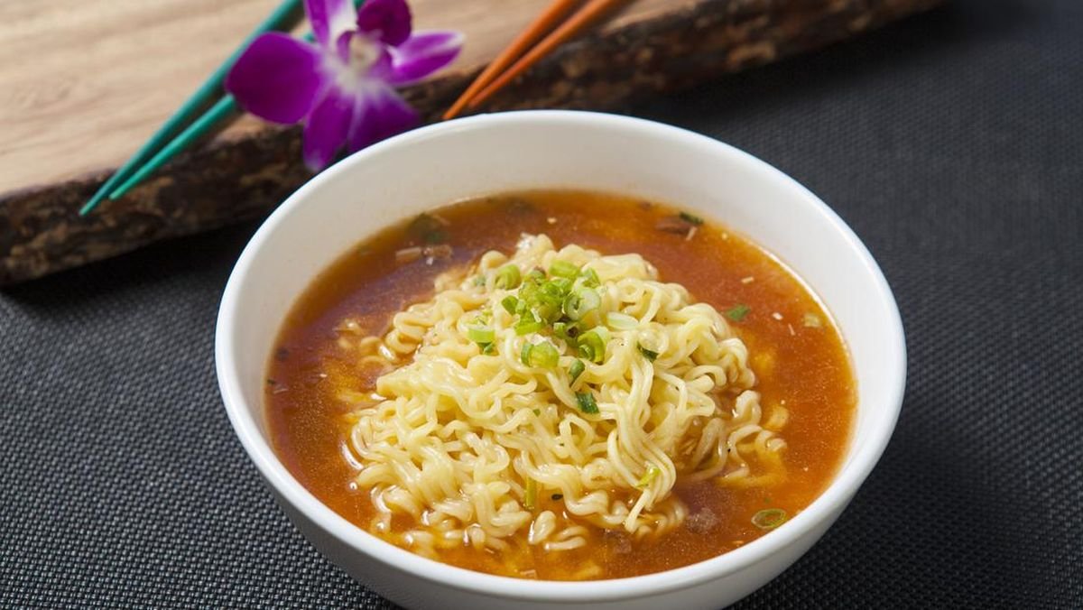 Viral Wanita Campur Mi Instan dengan Minyak Telon, Simak Penjelasan Dokter