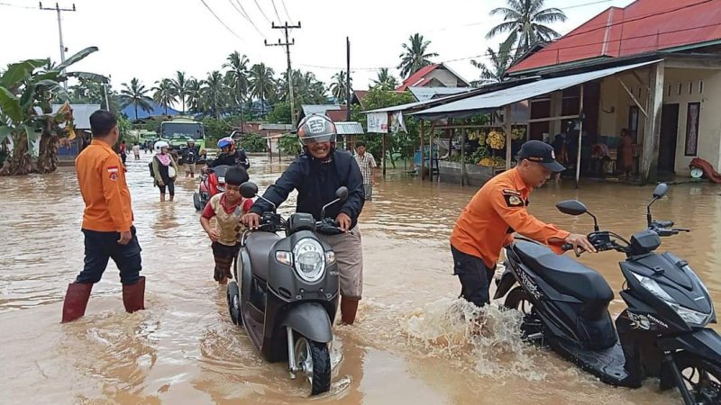 Banjir Sungai Batang Pasaman Terjang Jalan, Arus Lalu Lintas Terganggu