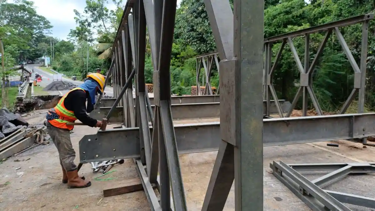 Penanganan Longsor Jembatan Cikaleho, KemenPU Dirikan Jembatan Bailey