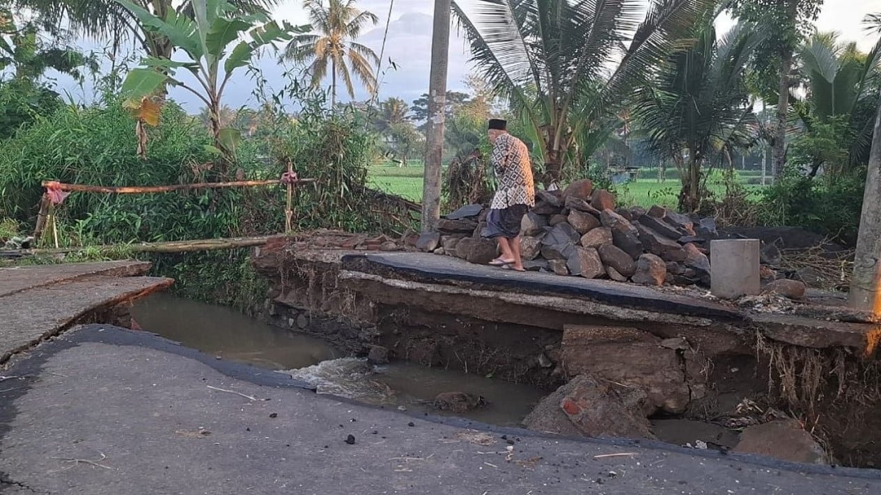 Jembatan Penghubung Dua Desa di Lombok Timur Ambruk Akibat Hujan Lebat