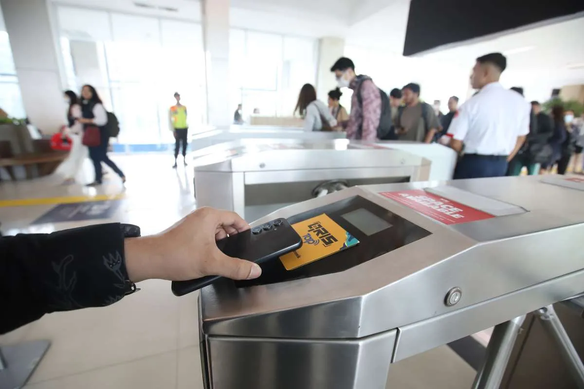 Bank Mandiri & KAI Luncurkan QRIS Tap untuk KRL dan LRT Jabodebek