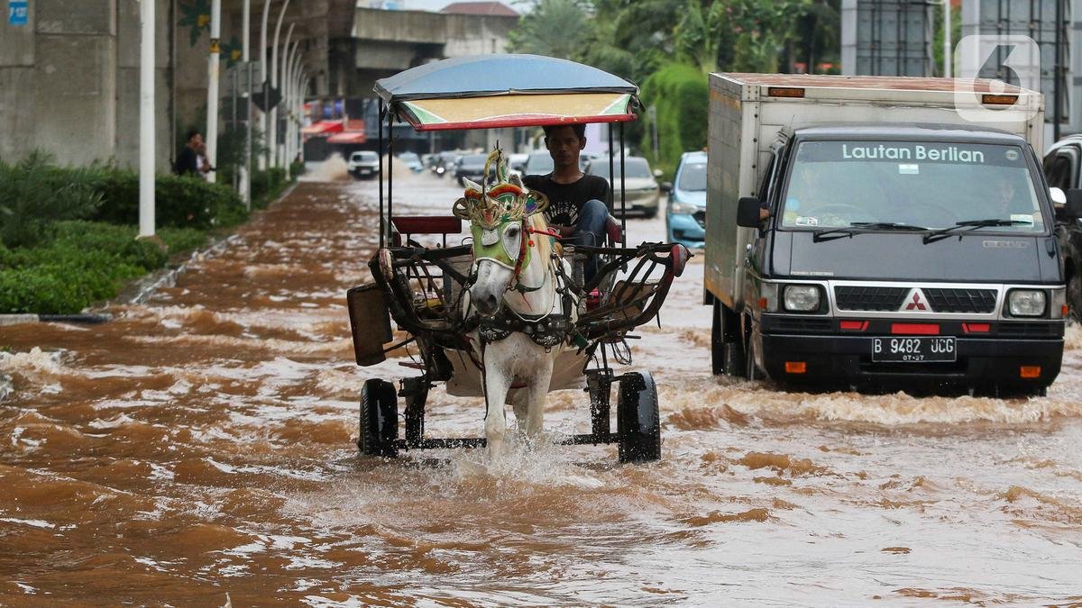 Tips Aman Berkendara Banjir: Panduan Lengkap dari Pakar Otomotif ITB