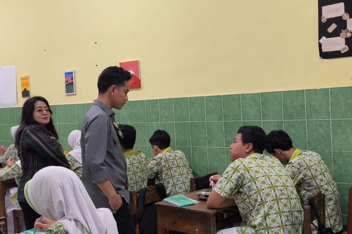 Wapres Gibran Tinjau Program Makan Bergizi Gratis di SMPN 9 Salatiga