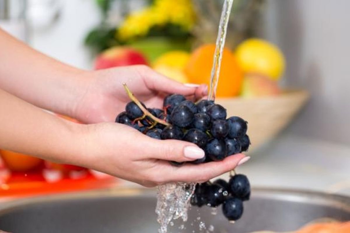 Jangan Pakai Sabun Saat Cuci Buah-Sayuran, Ini Cara yang Benar