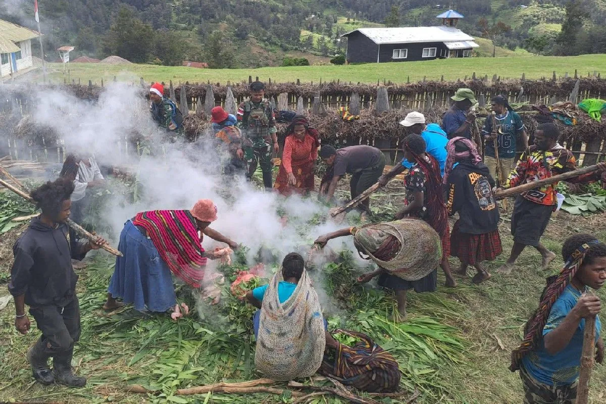 Momen Hangat Satgas Yonif 511/DY Bakar Batu Bersama Warga Balingga Jelang Tahun Baru