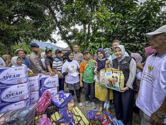 Setkab RI Distribusikan 18 Ton Bantuan bagi Warga Terdampak Bencana di Sumatera