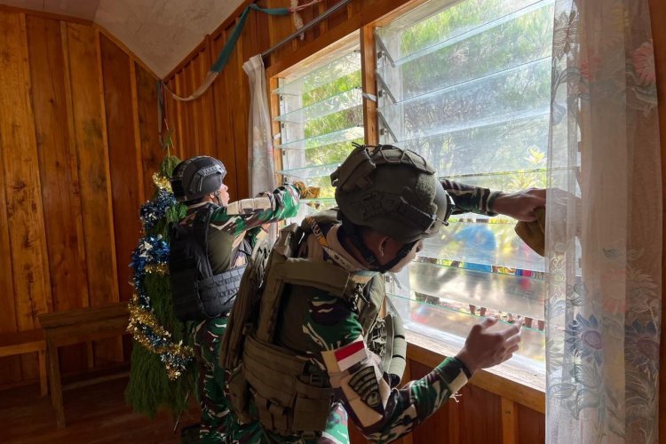 Jelang Natal, Prajurit Satgas Yonif 511 Gotong Royong Bersihkan Gereja Baptis Pirime