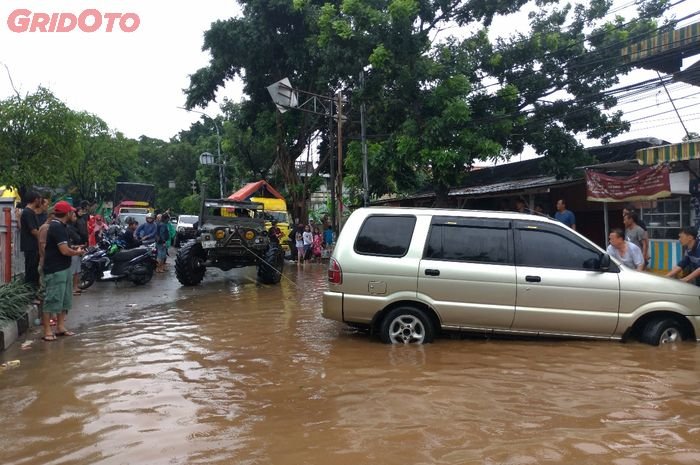 Viral di Media Sosial, Isuzu Panther Masih Hidup Setelah 10 Jam Terendam Banjir