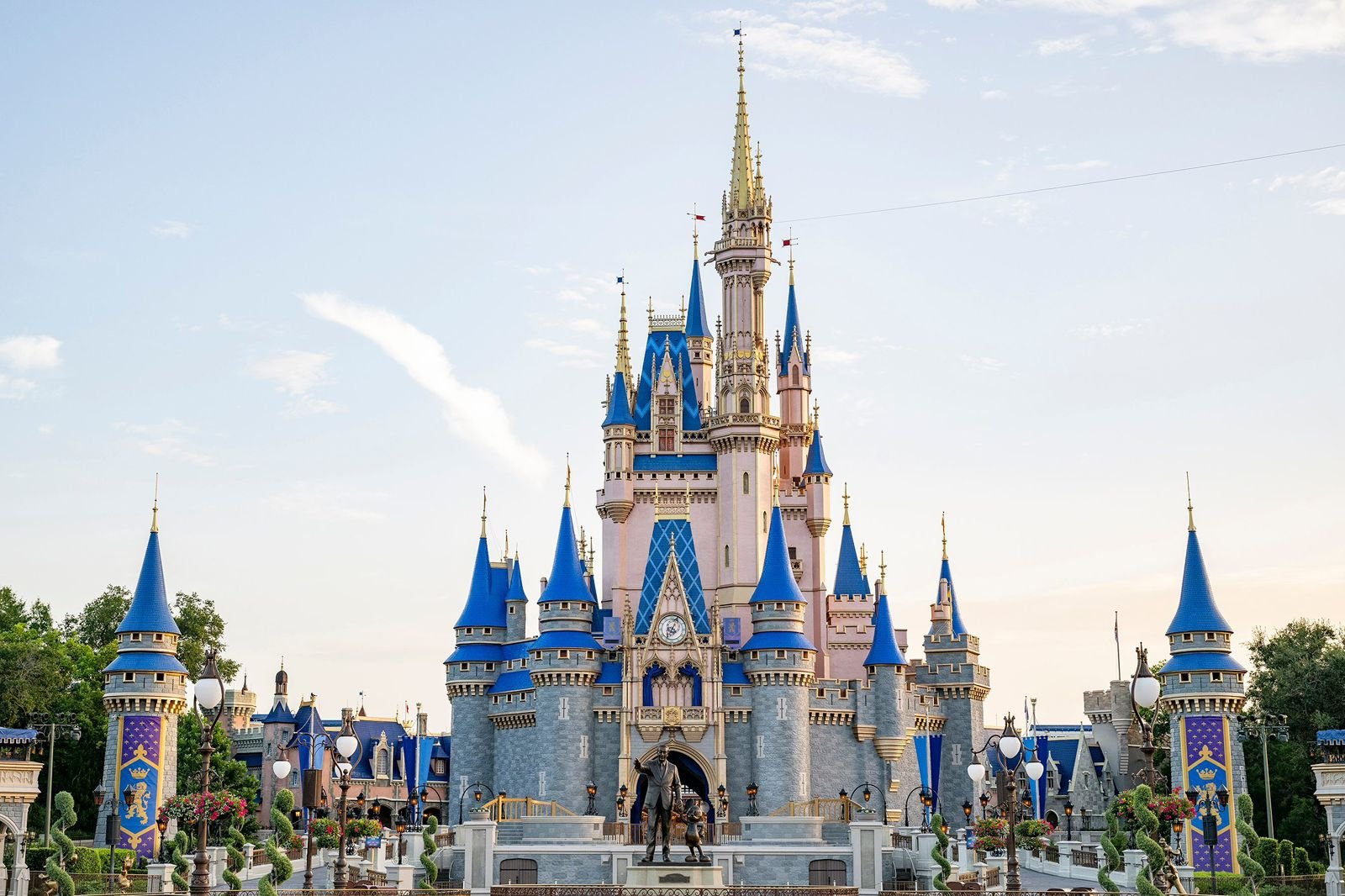 Viral! Petugas Disney World Pasang Badan Tahan Runtuhan Batu Besar 181 Kg