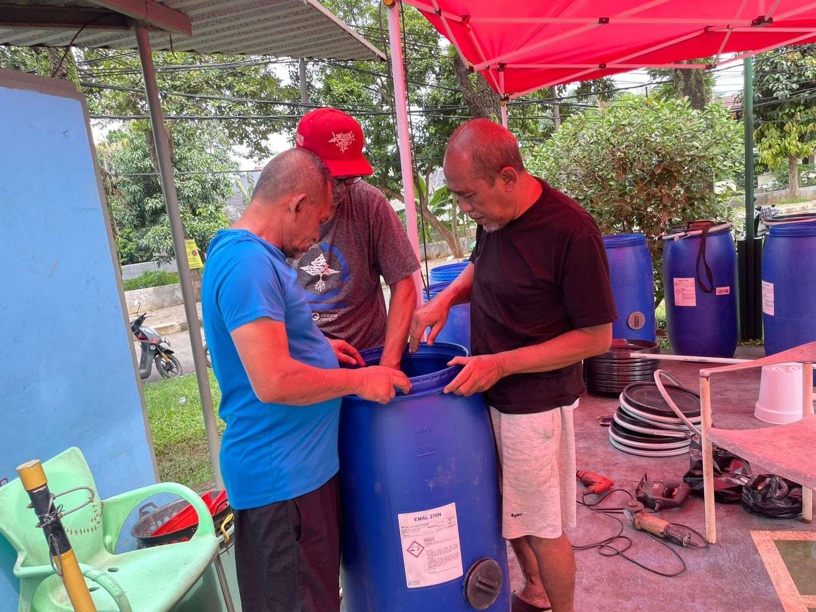 Atasi Darurat Sampah, Warga Tangsel Mulai Inovasi Bikin Komposter Mandiri