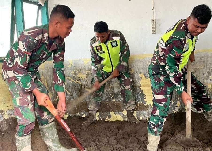 TNI Bersama Masyarakat Aceh Utara Gelar Aksi Gotong Royong Revitalisasi Polindes