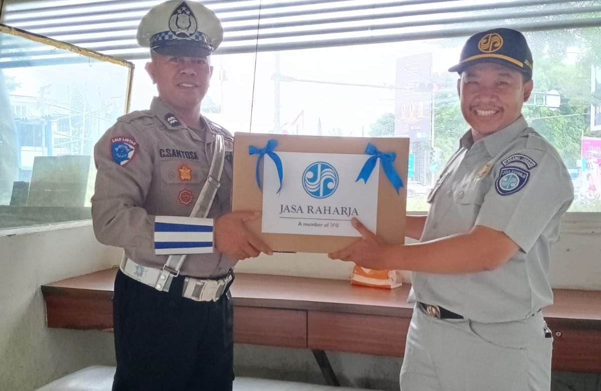 Pemberian Bingkisan Simpati dari Jasa Raharja Bandung Kepada Mitra Kerja di Pos Terpadu Pelayanan Natal 2025 dan Tahun Baru 2026 di Kota Bandung