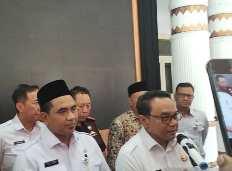 Taj Yasin Serahkan SK Plt Bupati Pati kepada Risma Ardhi
