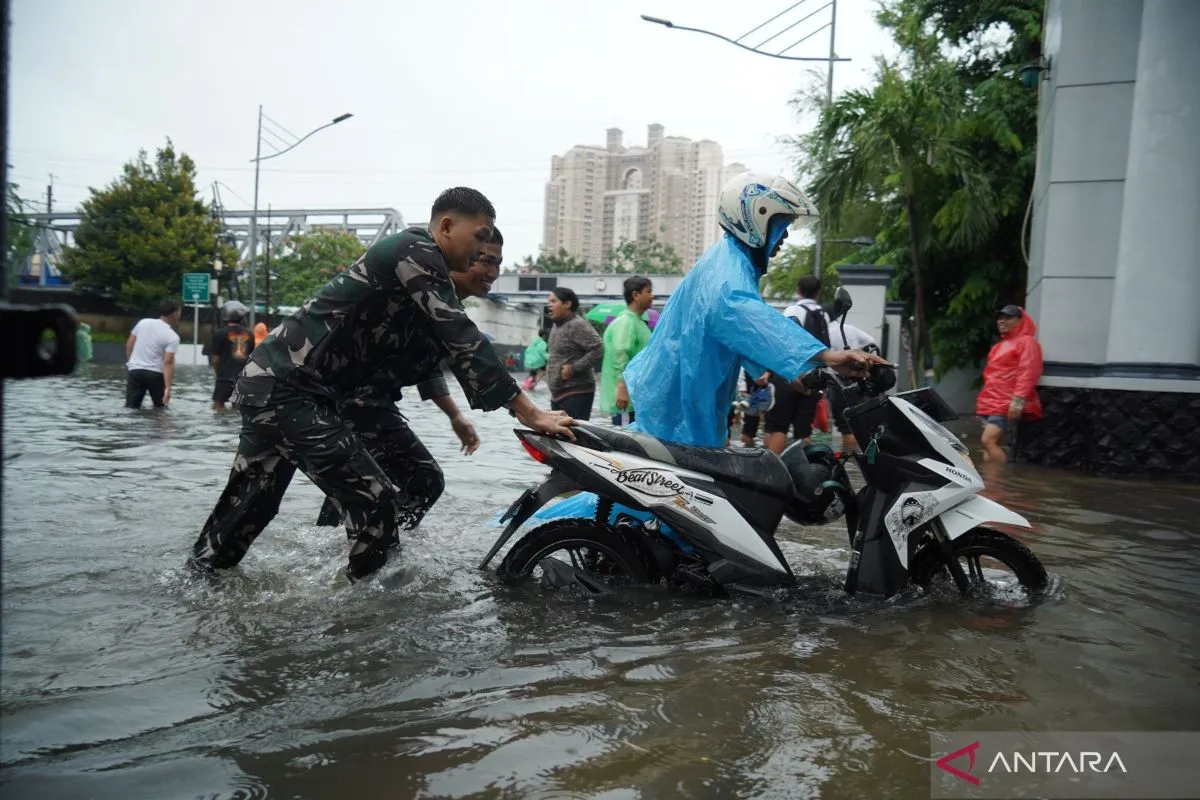 Prajurit TNI Gendong Warga dan Dorong Mobil Mogok Saat Banjir Jakarta