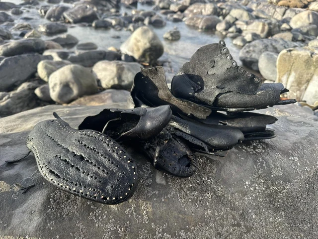 Viral Penemuan Sepatu Kulit Abad ke-19 Muncul di Pantai Inggris