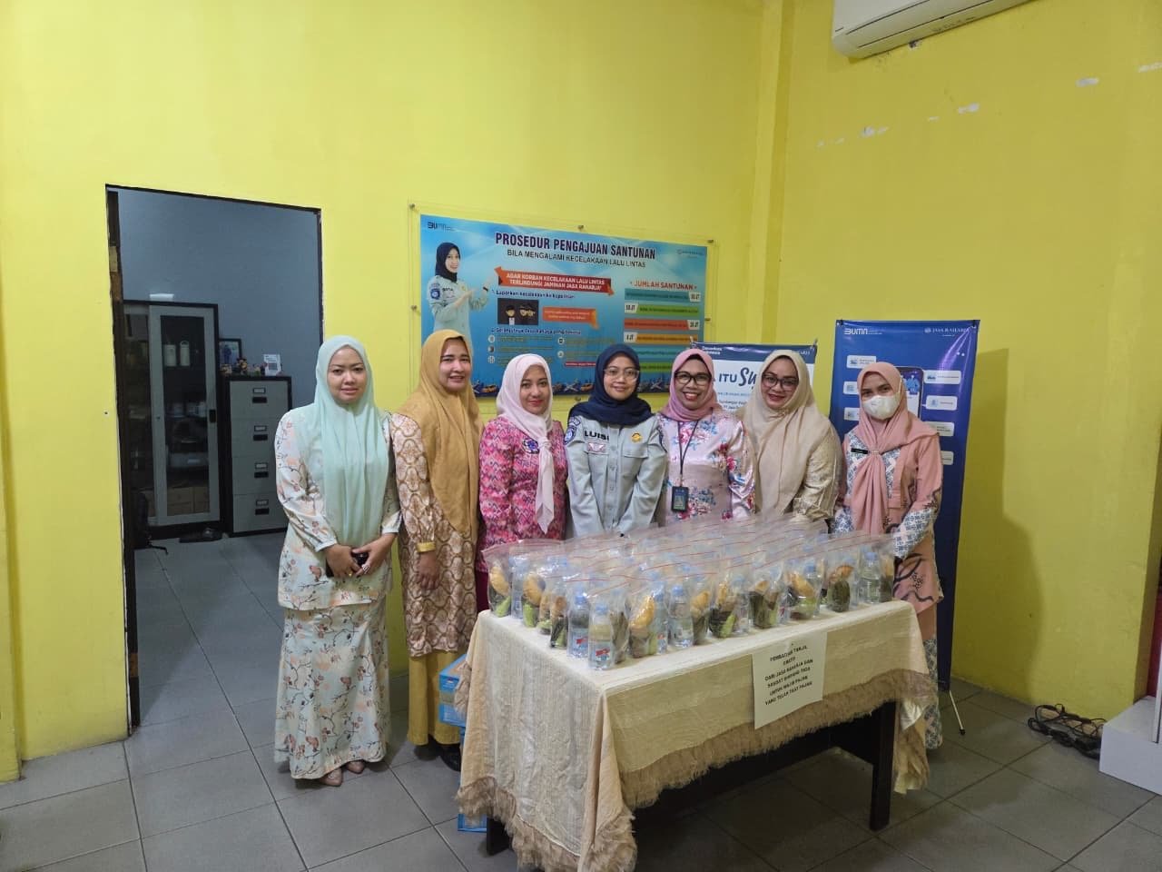 Jasa Raharja Kanwil Riau Bersama Samsat Simpang Tiga Gelar Pembagian Takjil untuk Wajib Pajak