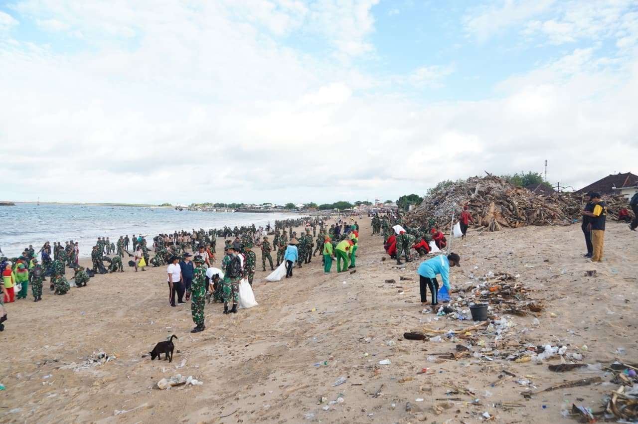 Kodam IX/Udayana Bersihkan Sampah Pantai Kuta & Kedonganan Usai Sentilan Presiden