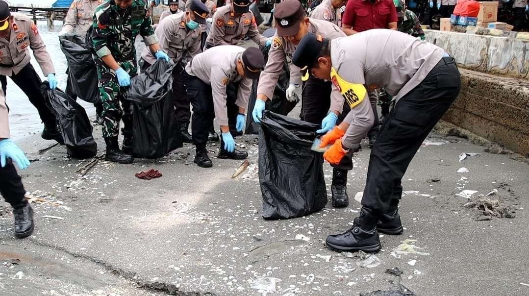 Polres Kepulauan Seribu Gelar Gerakan Indonesia Asri di Kawasan Pesisir