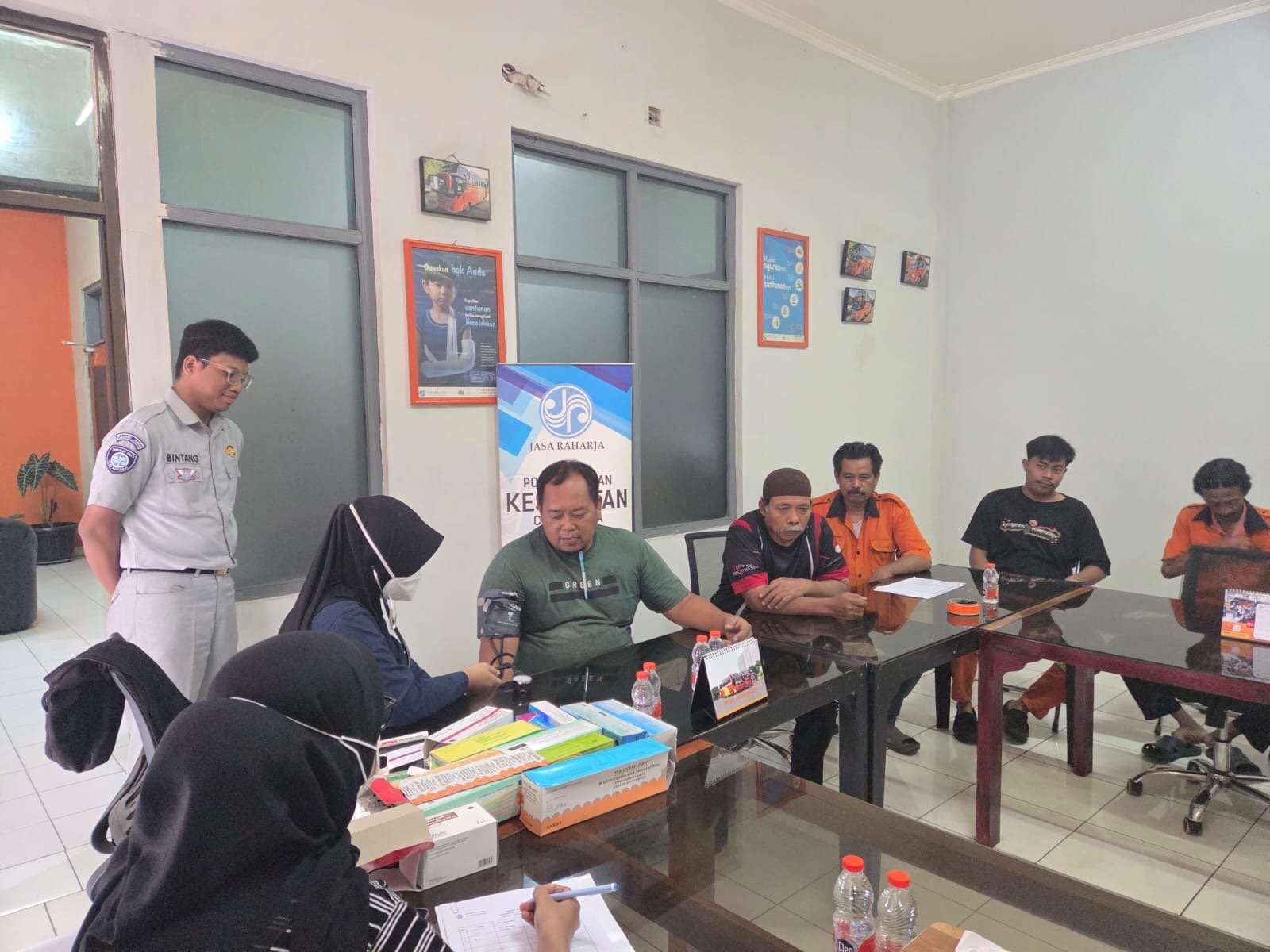 Perkuat Keselamatan Berkendara, Jasa Raharja karawang Gelar Pengobatan Gratis di PO Berlio