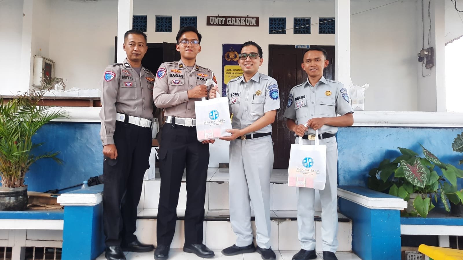 Pererat Sinergi di Bulan Ramadhan, Jasa Raharja DIY Bagikan Takjil kepada Unit Gakkum Polresta Yogyakarta