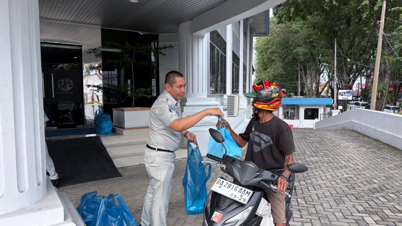 Jasa Raharja Sumatera Barat Bagikan Takjil kepada Pengendara di Tiga Lokasi, Pererat Kepedulian di Bulan Ramadan