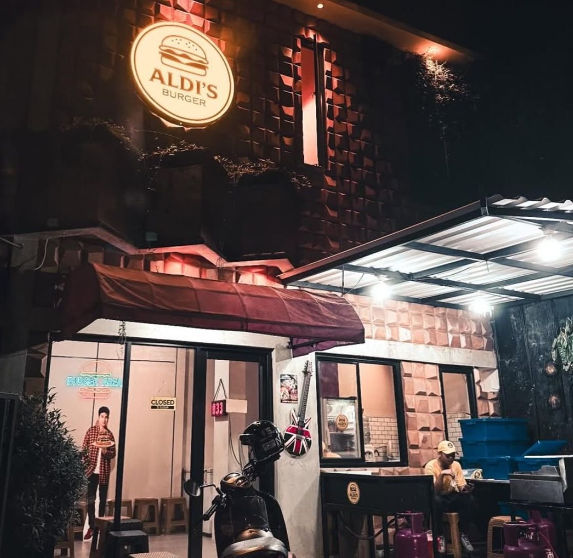 Intip Gaya Viral Marketing Aldi Taher Jualan Burger yang Hebohkan Medsos