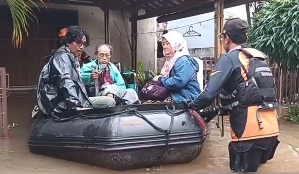 Baznas RI Turunkan Tim Rescue untuk Evakuasi Warga Terdampak Banjir di Jakarta Barat