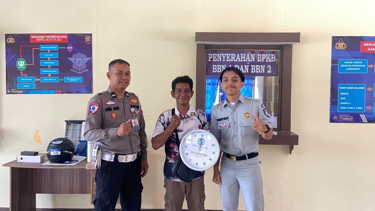 Apresiasi Wajib Pajak Taat, Jasa Raharja Singkawang Bagikan Souvenir di Sambas