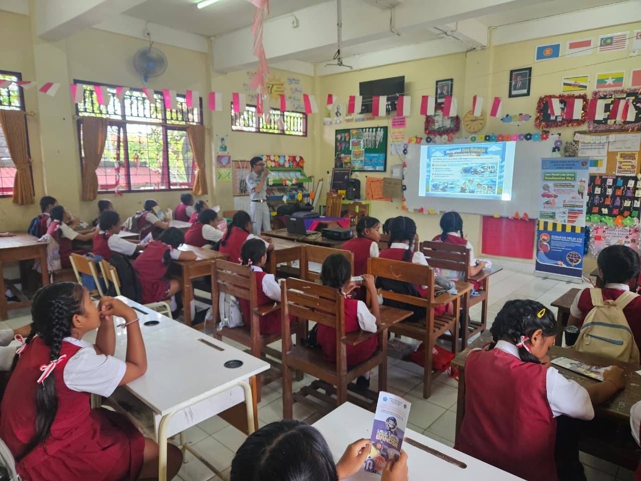 Jasa Raharja Bali Bersama Polresta Denpasar, BNN, dan Kisara Gelar Sosialisasi Keselamatan Lalu Lintas di SDN 2 Serangan