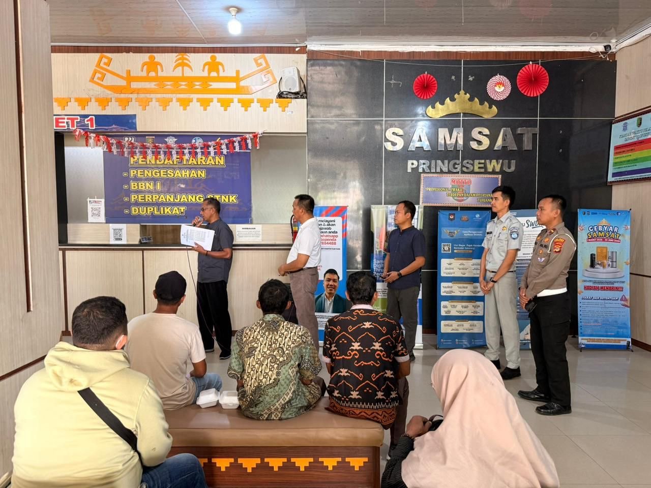 Tim Samsat Pringsewu Gelar Jumat Berkah, Dorong Kepatuhan Wajib Pajak