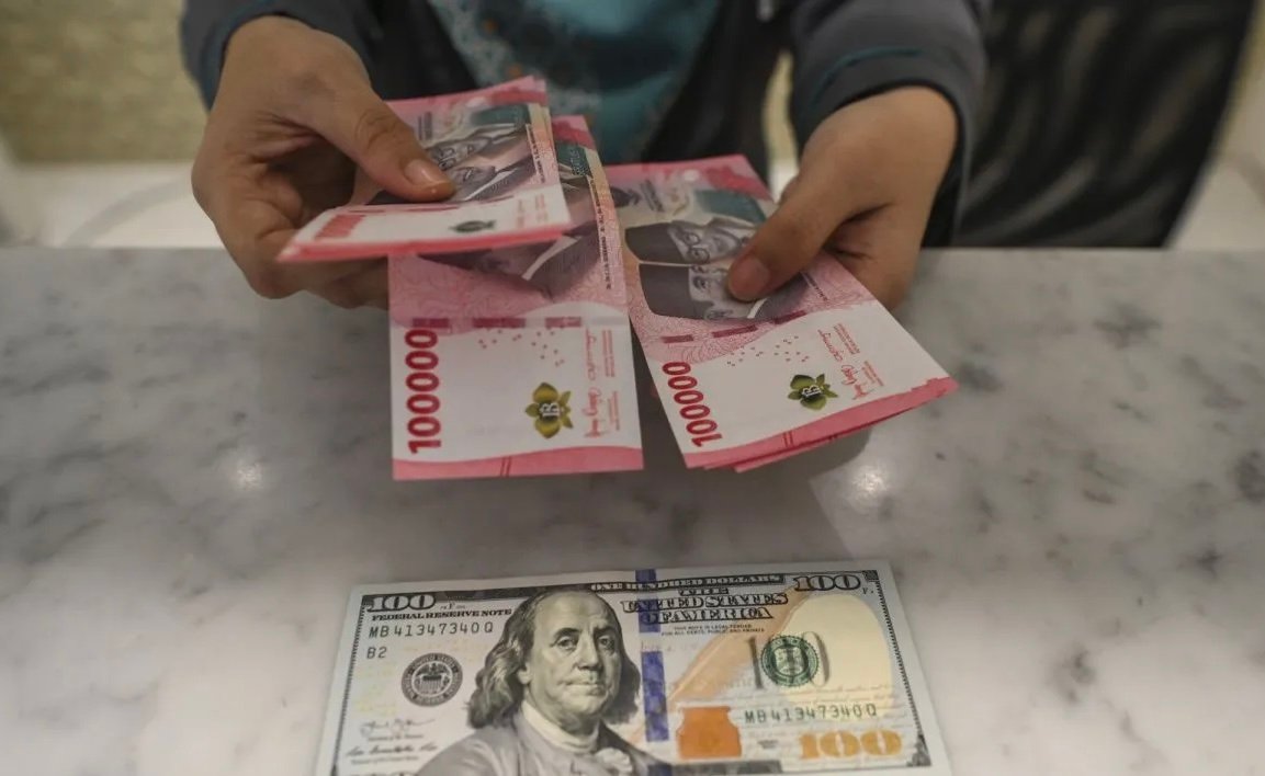 Ekonom: Pergerakan Rupiah Masih Tertekan Ketidakpastian Geopolitik Timteng