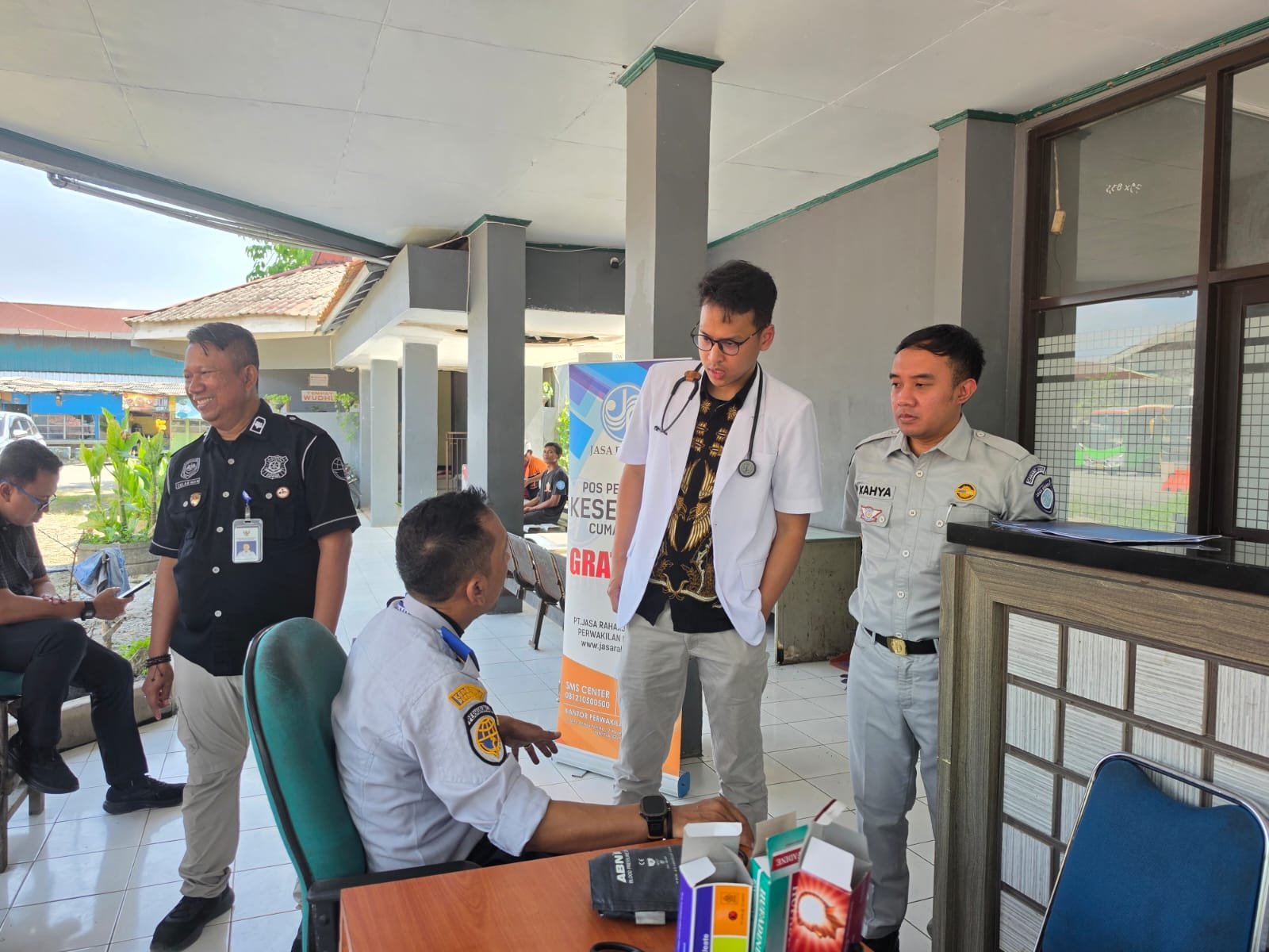 Jasa raharja karawang berikan Pelayanan Kesehatan Gratis Kepada Penumpang dan Awak Kendaraan Umum di Terminal Tipe A Klari Kabupaten Karawang