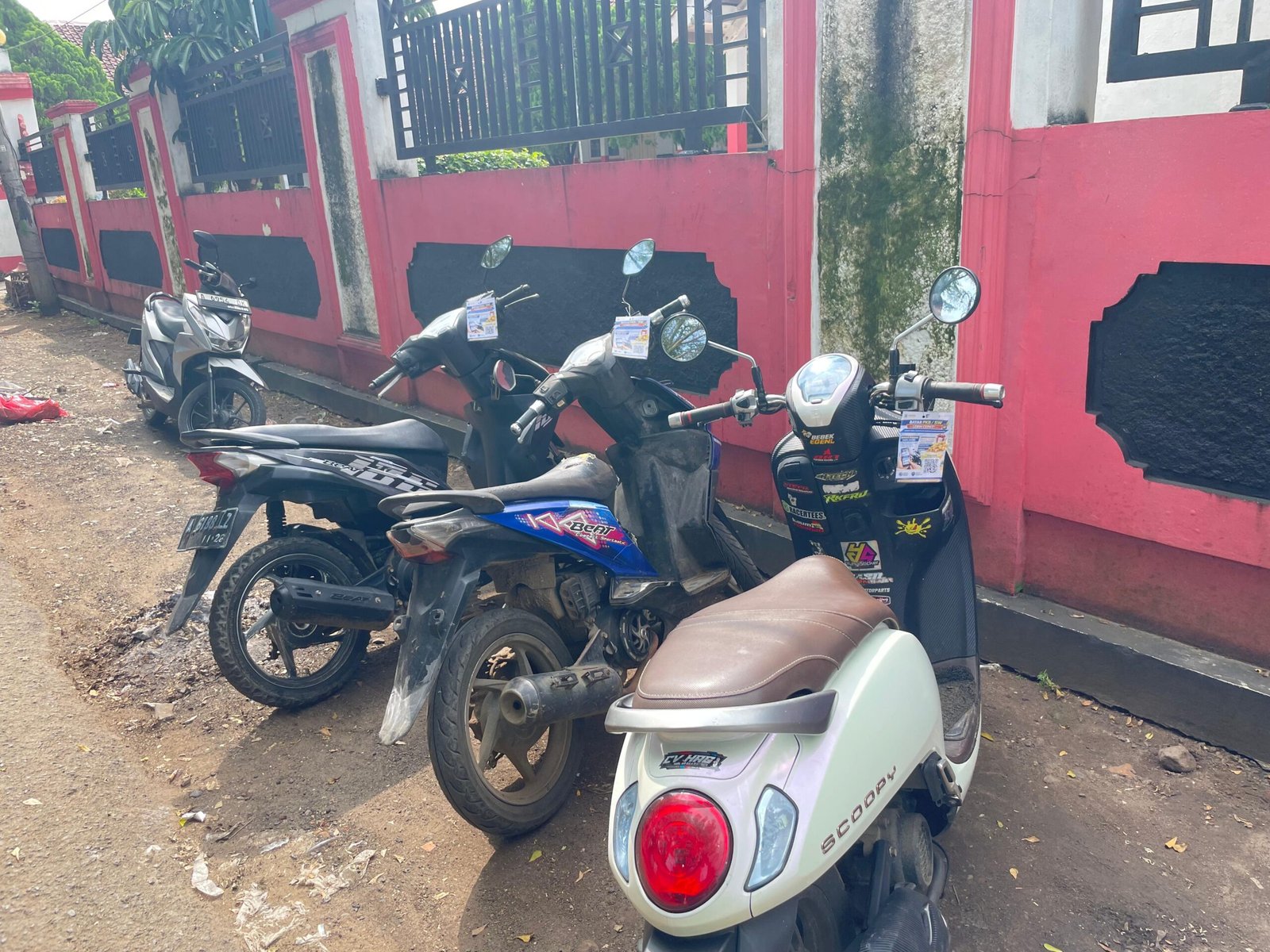 Jasa Raharja Gantung Informasi di Kendaraan Mati Pajak, Gebrakan Hang Tag di Parkir Umum Alun-alun Malingping