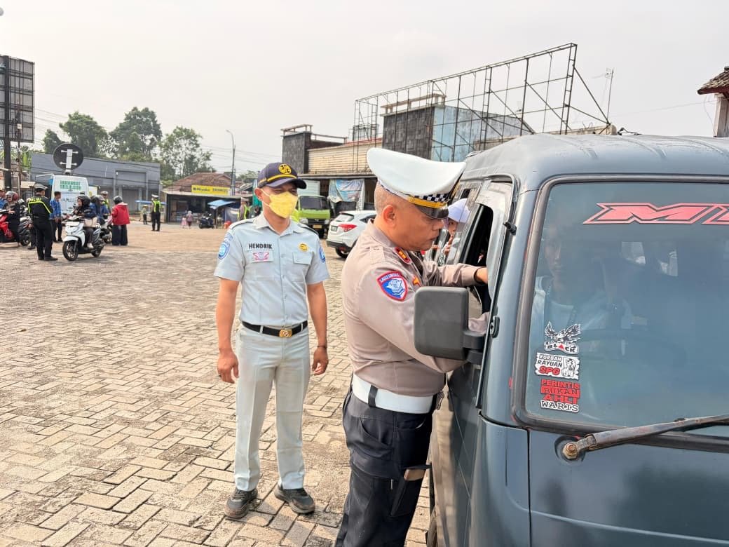 Tim Samsat Pandeglang Menggelar Razia pajak Kendaraan Sekaligus Sosialisasi SWDKLLJ Peran sebagai Perlindungan Kecelakaan