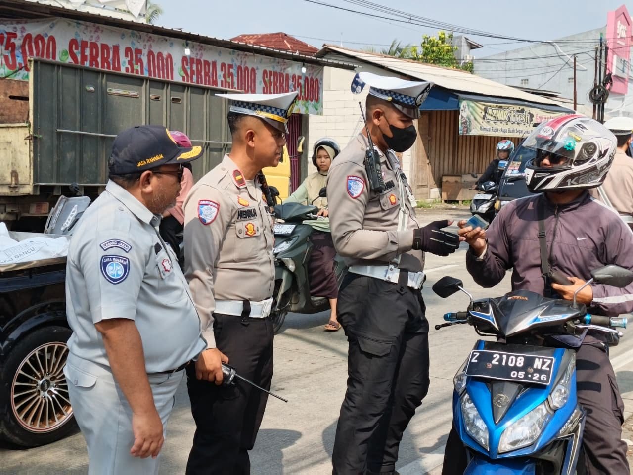 Tingkatkan Kepatuhan PKB dan SWDKLLJ, Jasa Raharja Bersama Tim Pembina Samsat Gelar Operasi Gabungan di Singaparna