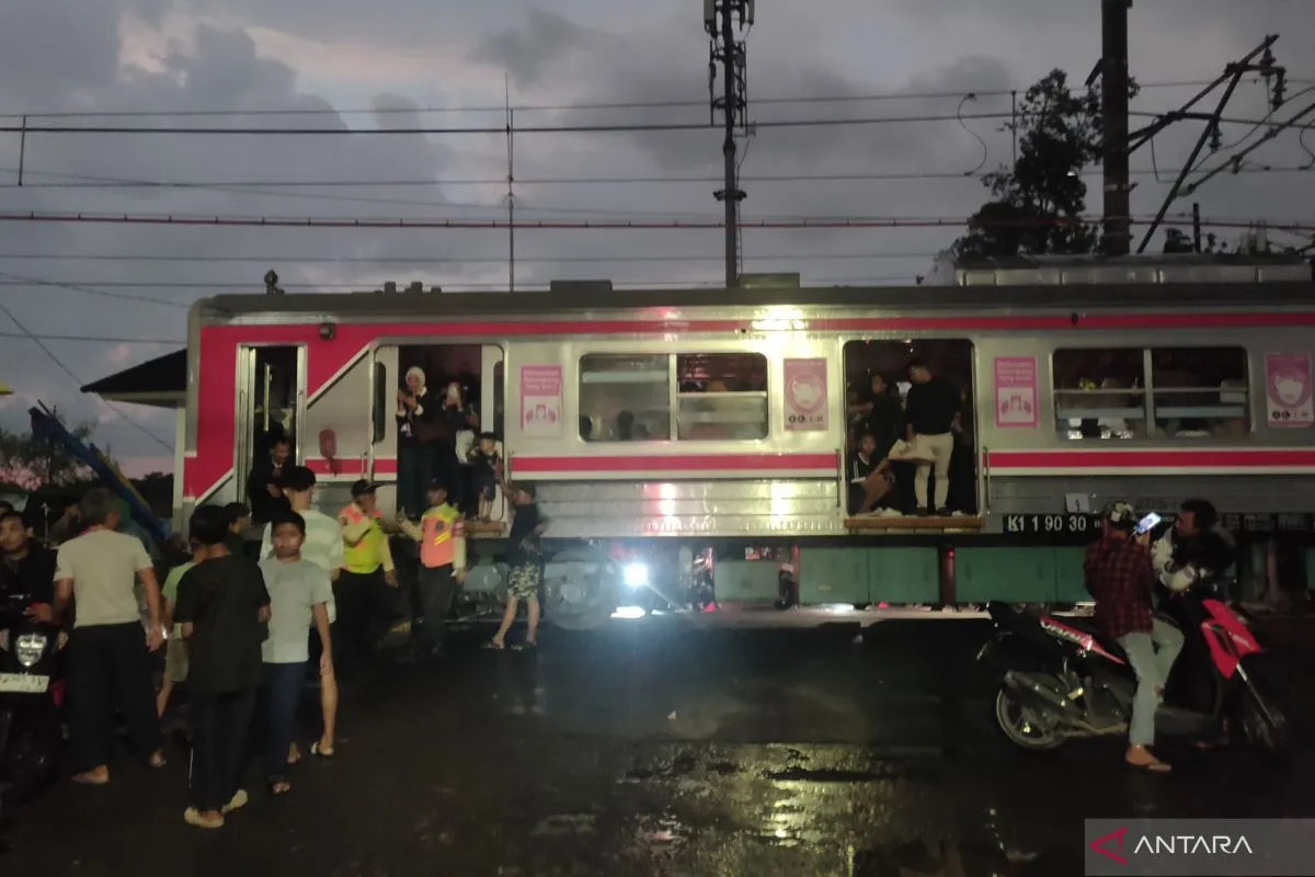 Penumpang KRL Duri-Tangerang Dengar 3 Kali Ledakan Sebelum Kereta Terhenti
