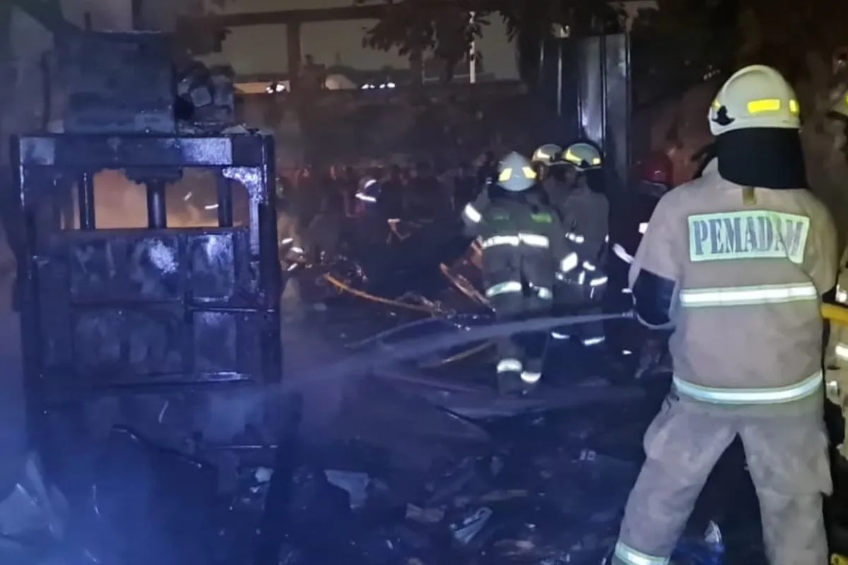 Puluhan Personel Gulkarmat Berhasil Padamkan Kebakaran Rumah di Warakas