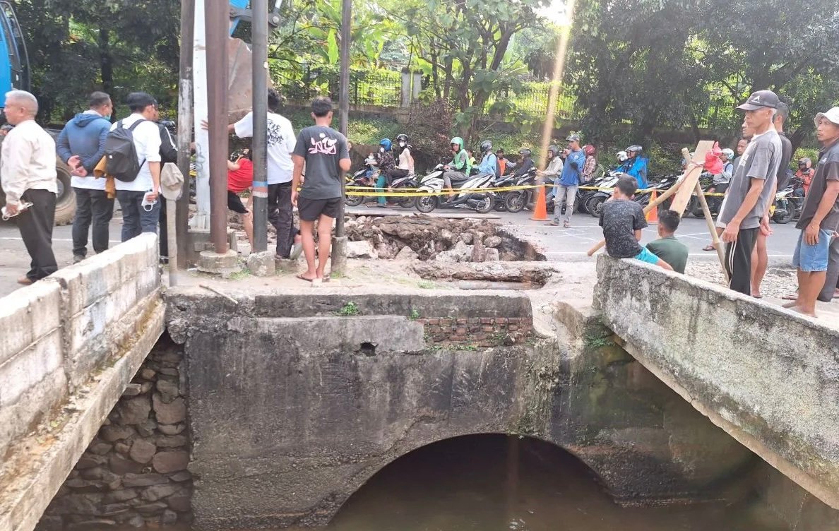 SDA DKI Pasang Gorong-Gorong untuk Tangani Jalan Ambles di Lenteng Agung