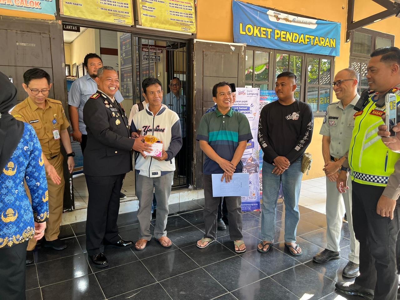 Bupati dan Kapolres Way Kanan Tinjau Hari Pertama Program Keringanan Pajak, Berikan Apresiasi Wajib Pajak Taat