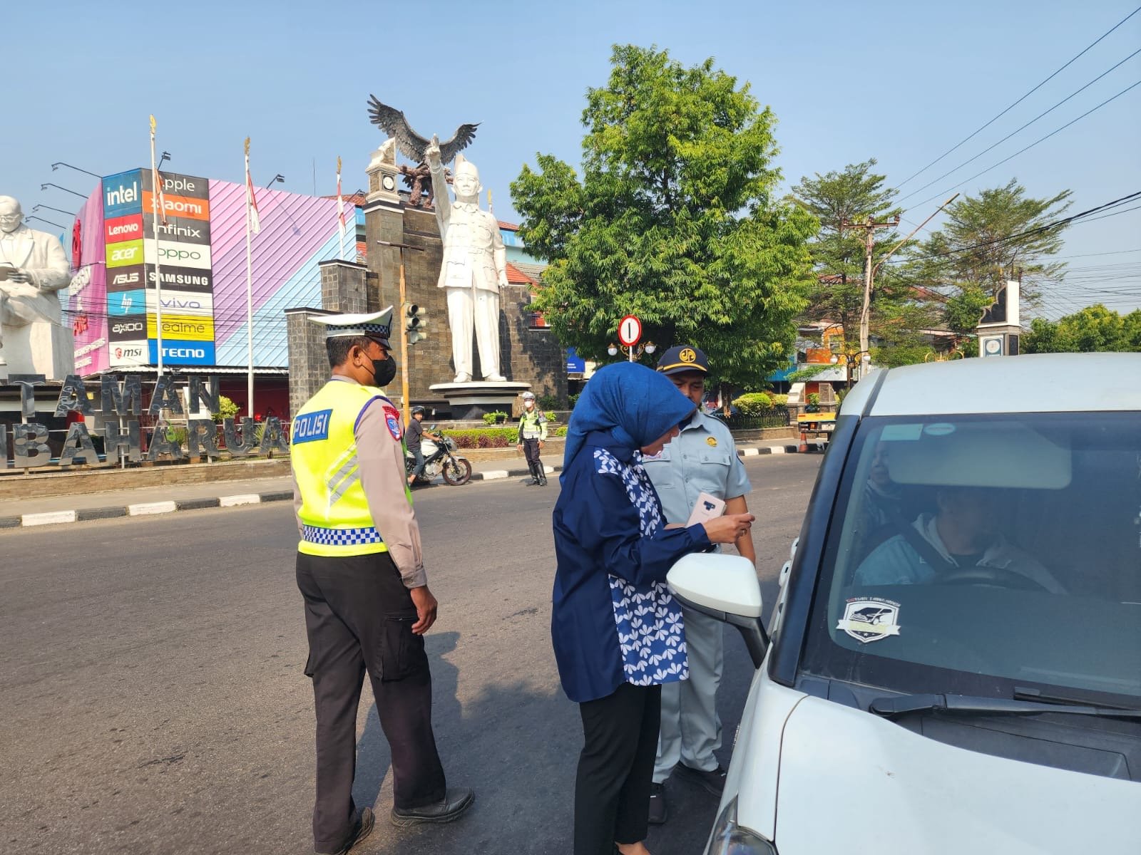 Jasa Raharja Dukung Operasi Pemeriksaan Pajak Kendaraan Bermotor di Taman Pembaharuan Purwakarta
