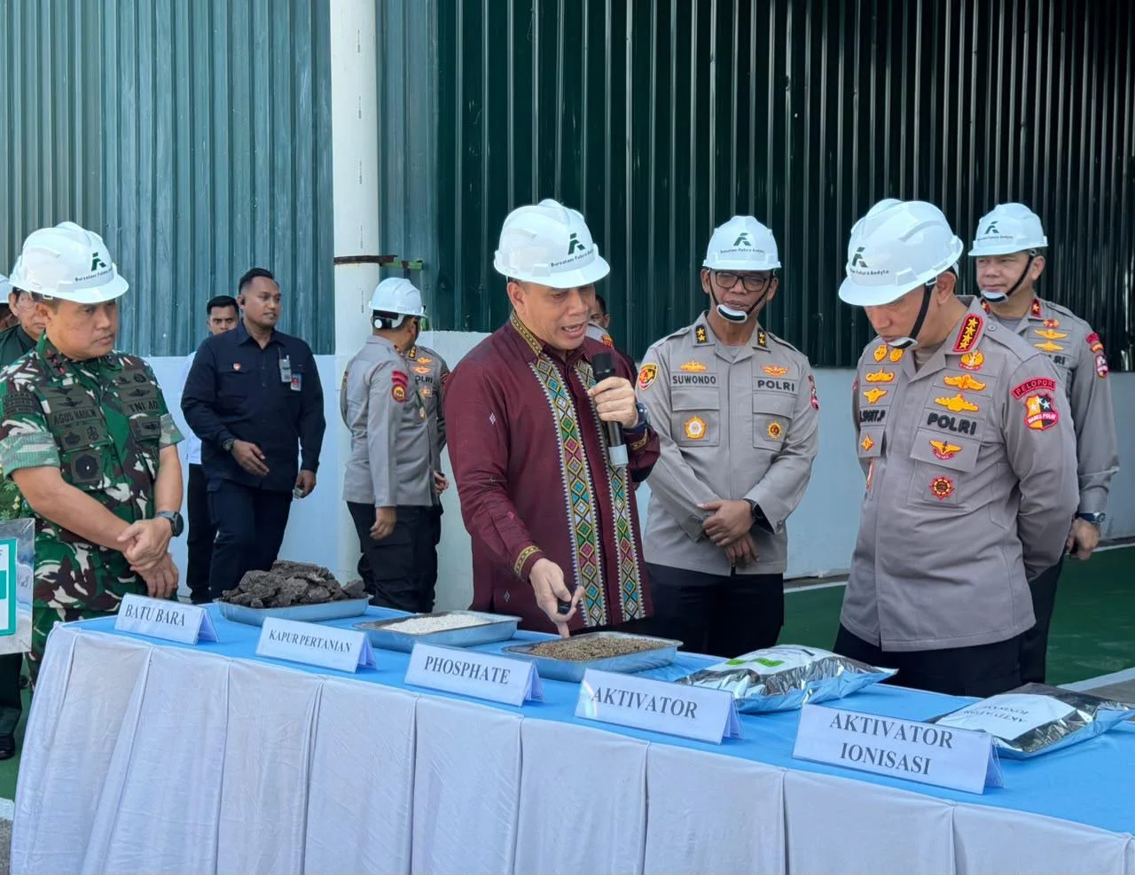 Kapolri Salurkan 80 Ton Pupuk Batu Bara untuk Petani di Riau