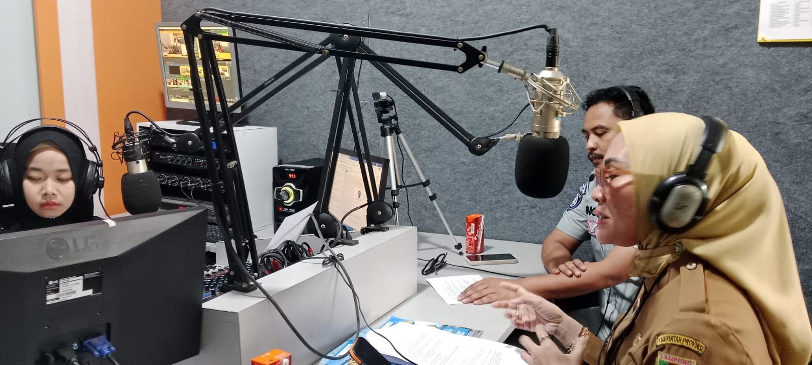 Jasa Raharja Bersama BPPRD dan UPTD Samsat Gunung Sugih Sosialisasikan Program Keringanan Pajak Melalui Siaran Radio