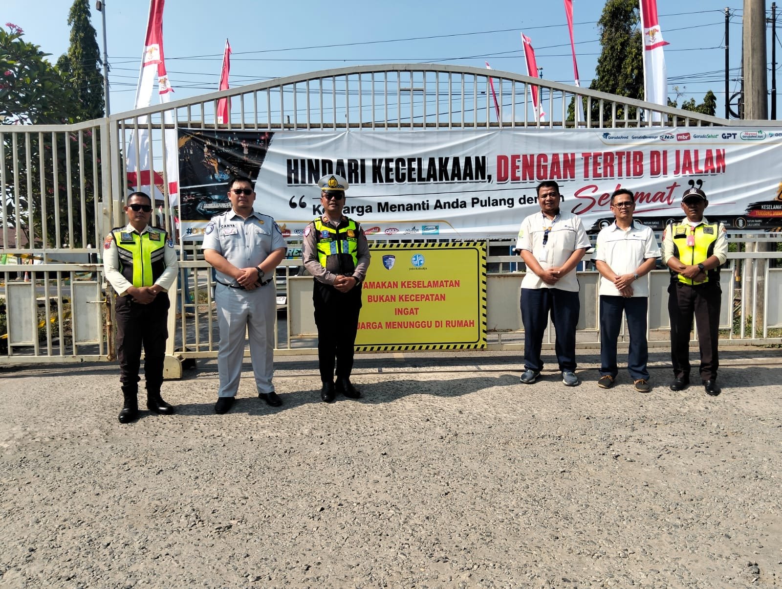 Jasa Raharja dan Satlantas Polresta Pati Laksanakan Action Plan FLLAJ melalui Pemasangan Papan Imbauan Keselamatan di Kawasan Industri