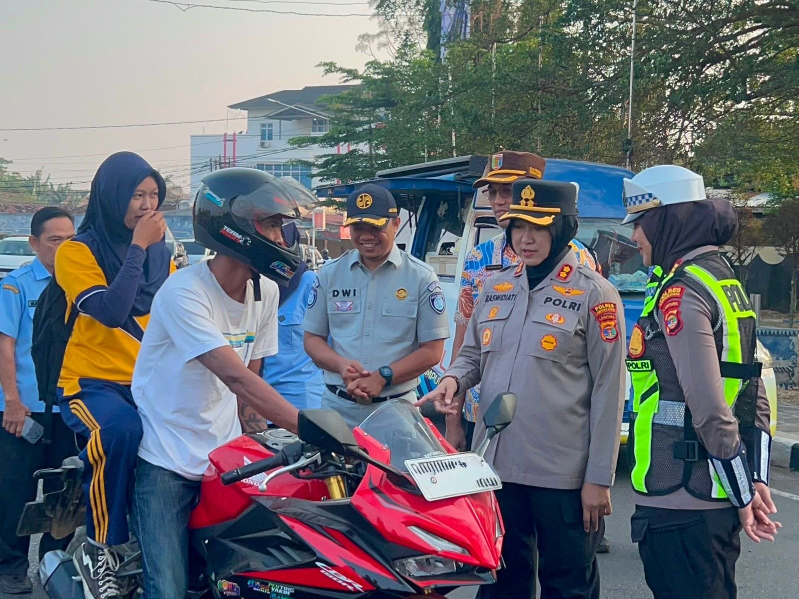 Operasi Gabungan di Kotabumi, Jasa Raharja dan Tim Terpadu Dorong Kepatuhan Berkendara serta Pajak Kendaraan Operasi Gabungan di Kotabumi, Jasa Raharja dan Tim Terpadu Dorong Kepatuhan Berkendara serta Pajak Kendaraan