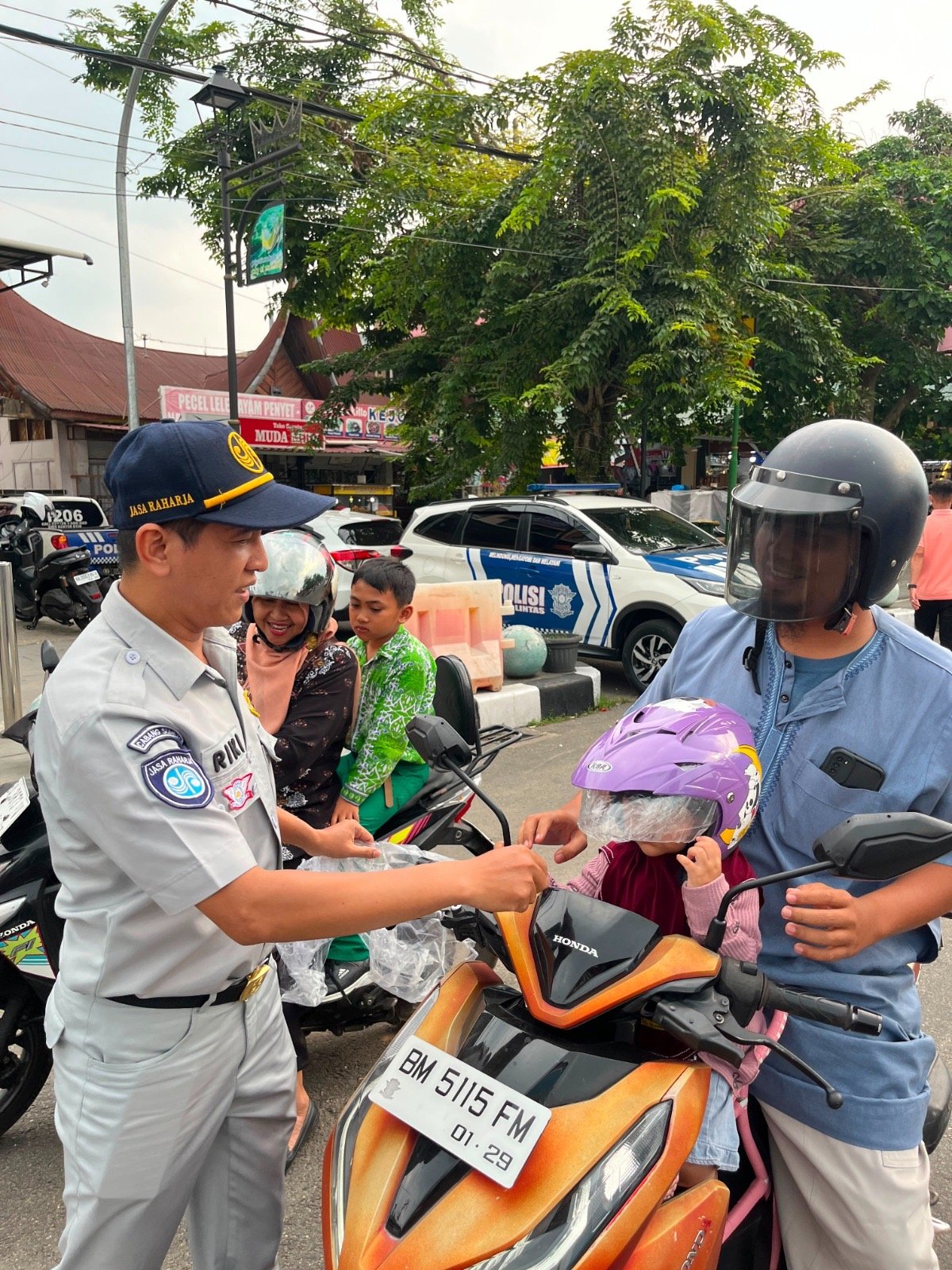 Jasa Raharja Sumbar dan Satlantas Payakumbuh Bagikan Helm Gratis Sambut HUT ke-81 Kemerdekaan RI