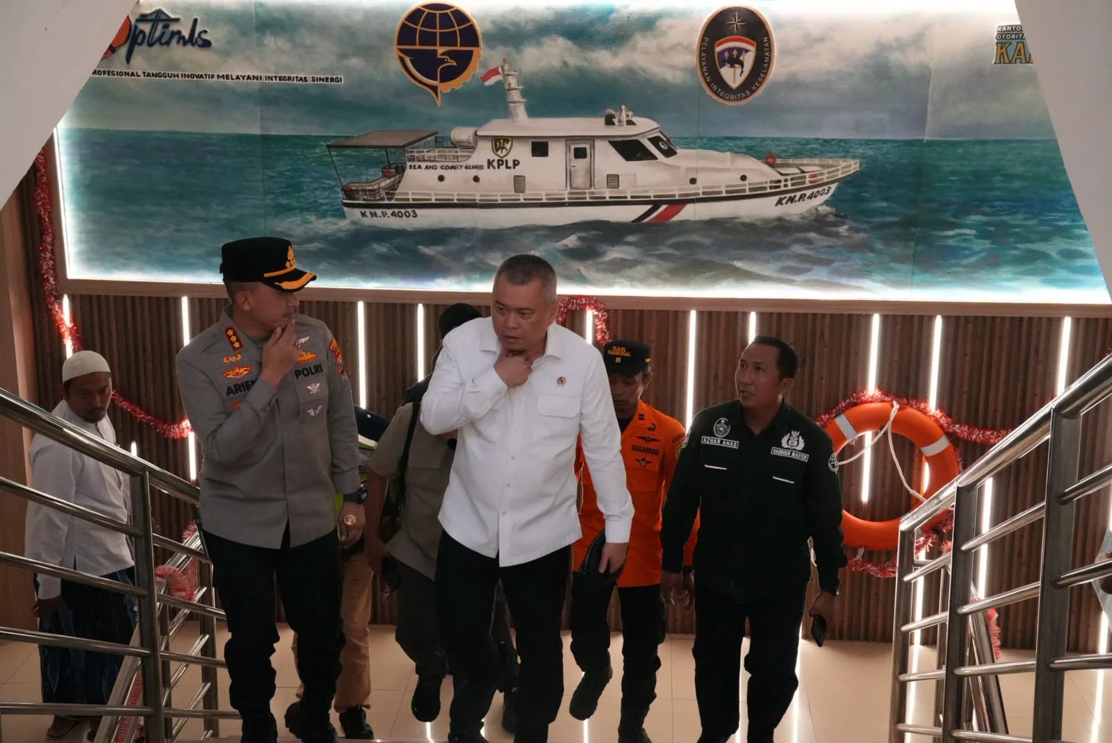 Menhub Tinjau Penanganan Korban dan Evakuasi KM Mutiara Sentosa II yang Terbakar