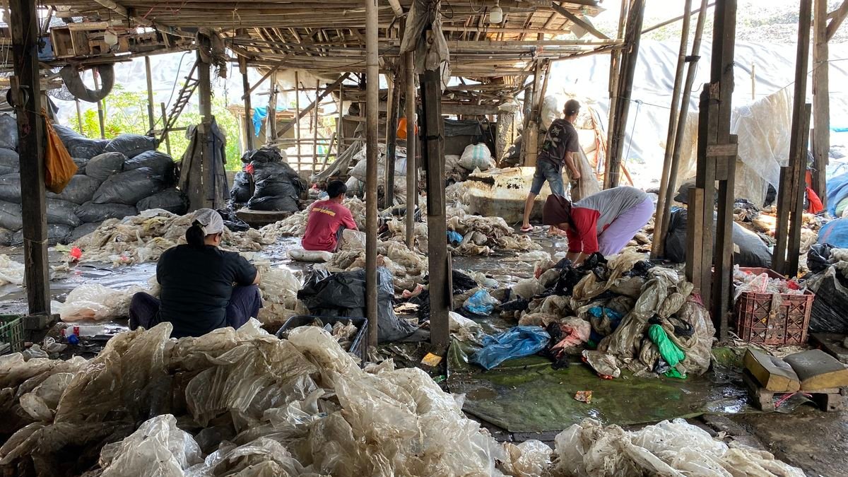 Pekerja Pemilah Sampah Dipastikan Mendapat Jaminan Sosial dari Pemerintah