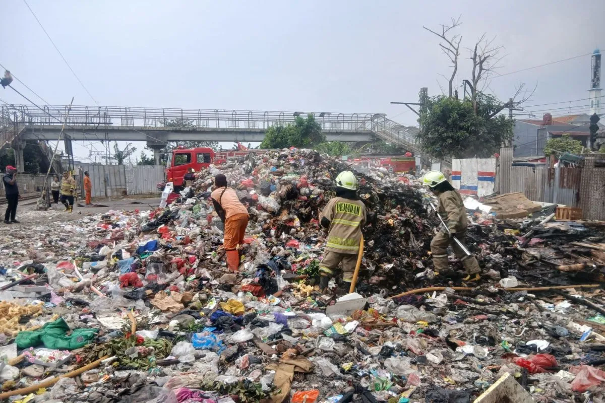 Gulkarmat Kerahkan Personel Padamkan Kebakaran Sampah di Kampung Bahari Jakut