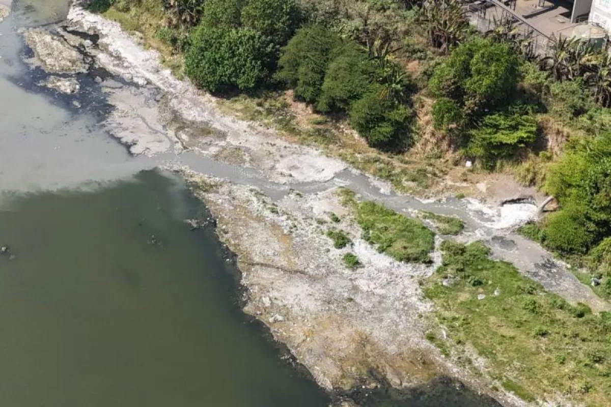 KLH Segel Saluran Limbah Pabrik Diduga Cemari Sungai Porong Jawa Timur